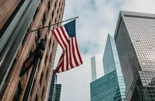 drapeau américain élection présidentielle Biden Trump se disputent le champ de bataille