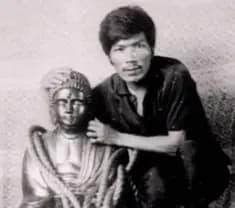 Rogelio Roxas, cacciatore di tesori, in posa accanto alla statua d’oro di Buddha piena di diamanti, che faceva parte dell’Oro di Yamashita, un tesoro costituito da pile di lingotti d’oro e gioielli saccheggiati durante la Seconda guerra mondiale.