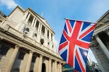 La sede della Banca d’Inghilterra a Londra con la bandiera britannica.