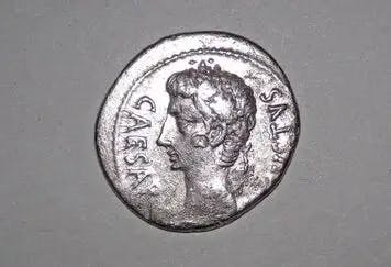 une pièce d'argent physique en denarius romain