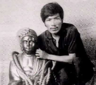 Rogelio Roxas, der Schatzsucher, posiert neben der mit Diamanten gefüllten goldenen Buddha-Statue, die Teil des Yamashita-Schatzes war, der aus Haufen von Goldbarren und Juwelen bestand, die während des Zweiten Weltkriegs geplündert wurden