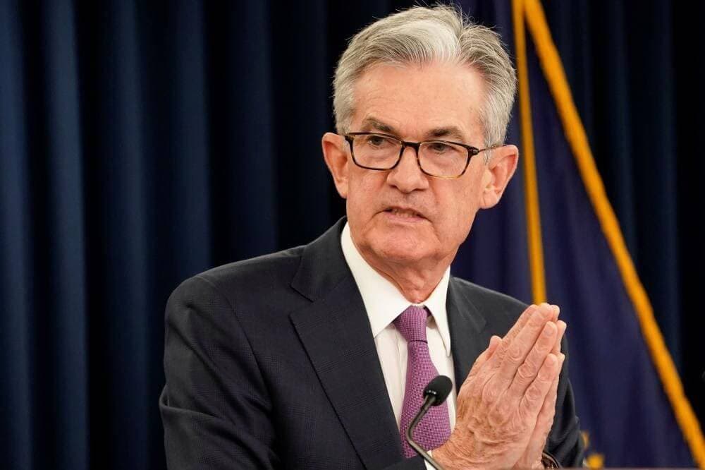 Die FED verliert an Macht Der Fed-Vorsitzende Jerome Powell hält eine Rede über sinkende Zinsen und die Tatsache, dass die Fed weniger Spielraum hat, die Zinsen zu senken, um die Beschäftigung während einer wirtschaftlichen Rezession zu erhöhen.